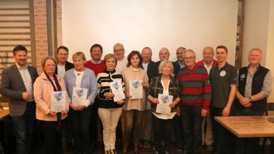 Bürgermeister Peter Neumeier (links) mit den langjährigen Mitgliedern: Barbara Eimer (40 Jahre Mitglied), Hannes Ulbrich (40), Renate Ulbrich (40), Josef Wendl (25), Christa Wendl (25), Franz Steinbacher (50), Annette Plank (50), Heribert Schießl (50), Josef Zilk (25), Helga Piehler (50), Wilfried Pfannekuch (25), Hans Wutz (75), Hans Tauscher (60), 2. Vorstand David Pronath und 1. Vorstand Rudi Pösl  (Bild: Hans Hauser)