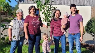 Baby-Baum Übergabe an Annika Brunner mit Familie,  (Bild: Manuela Deml)