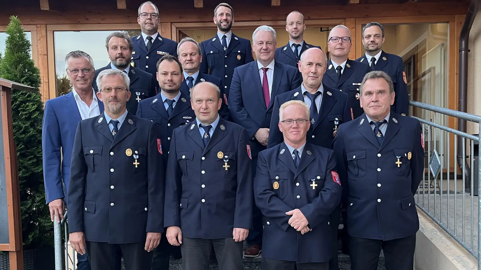 Großer Bahnhof für die Feuerwehrmänner aus Hirschau. Landrat Richard Reisinger händigte ihnen die staatlichen Ehrenzeichen in Gold und Silber aus.  (Bild: Christine Hollederer)