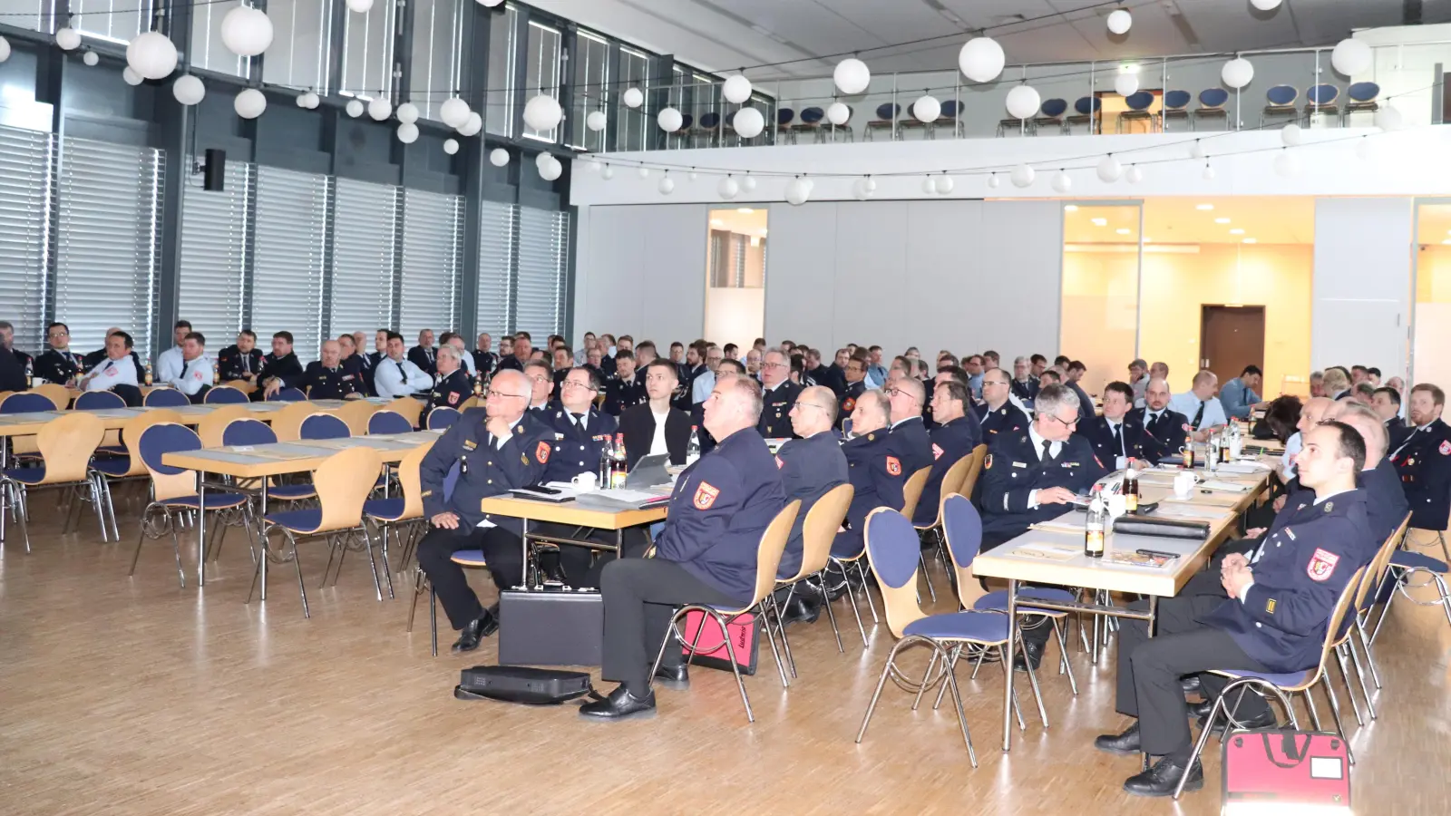 Die Kommandanten und ihre Stellvertreter waren zusammen mit den Kreisführungsdienstgraden in die Stadthalle nach Erbendorf eingeladen. (Bild: Florian Trißl/exb)