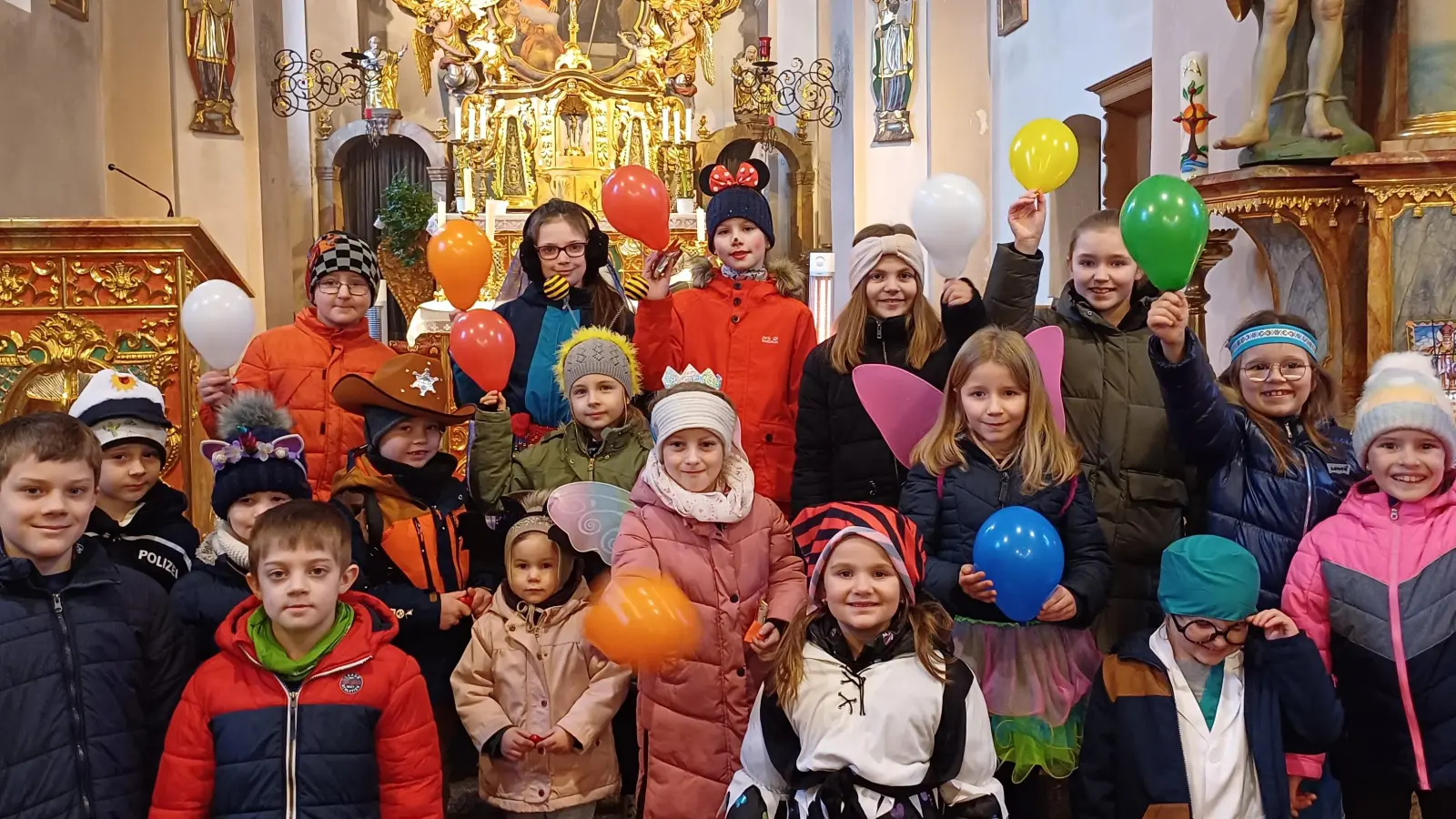 Zum Gottesdienst am Faschingssonntag in der Pfarrei Leonberg kamen die Kinder kostümiert; außerdem flogen Luftballons durch die Kirche. (Bild: Regina Siller/exb)