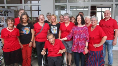Gründungsmitglied Joseph Bayer (Bildmitte) freute sich besonders über den Auftritt des Chors „Cababana” im Caritas-Altenheim Marienheim (Bild: Daniela Donhauser)