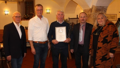 Auf der Tagesordnung des Gesangverein-Ehrenabends stand die Ehrung langjähriger Mitglieder. Von links: Herbert Ernst (Vorsitzender der Sängergruppe Amberg), Bürgermeister Hermann Falk (10 Jahre), Georg Rösch (40 Jahre), Karl Hermann (Vorsitzender des Sängerkreises Nordüberpfalz) und Gesangvereins-Vorsitzende Renée Ehringer-Hoffmann. (Bild: Werner Schulz)