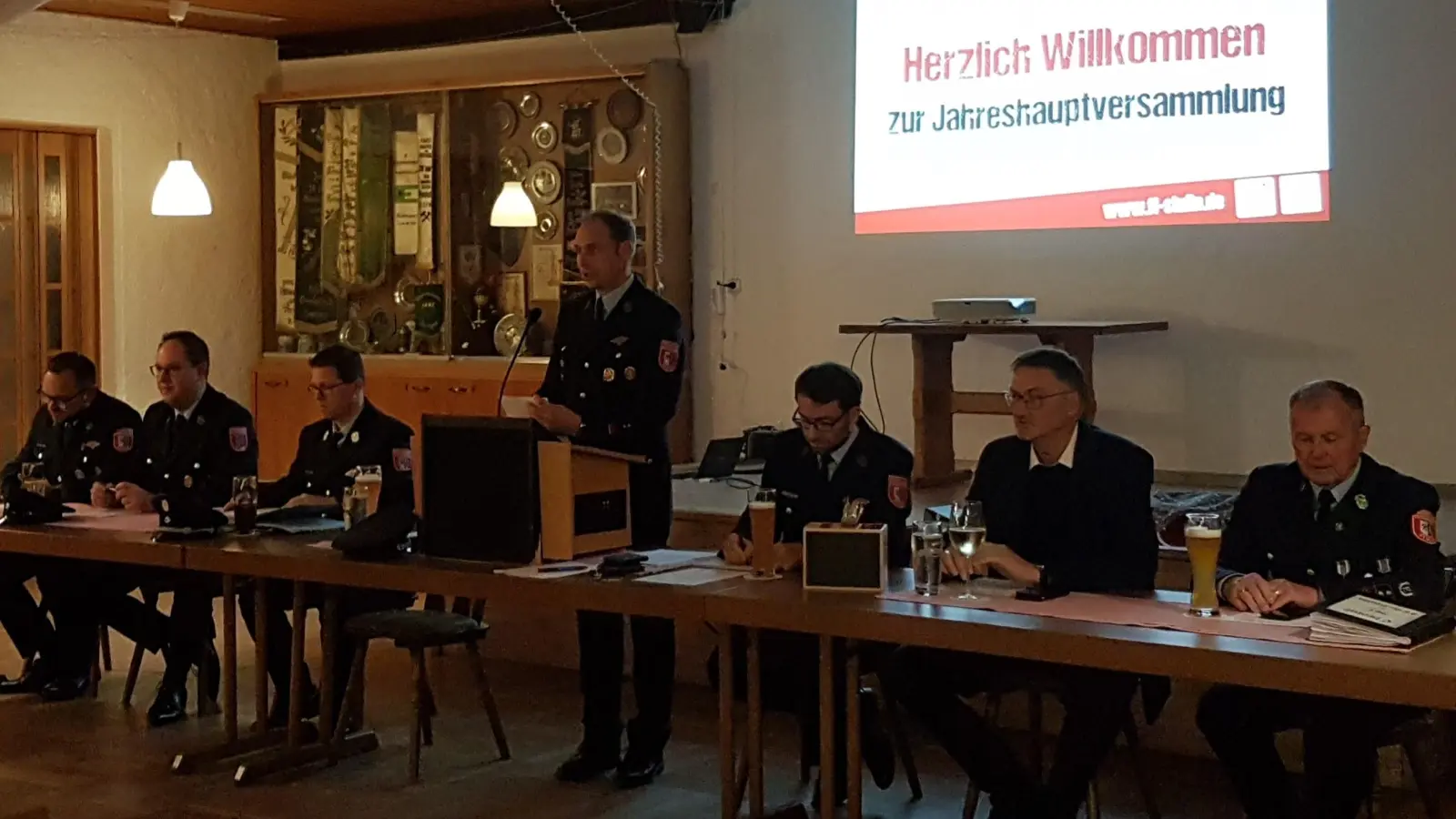 Erster Vorsitzender Thomas Kiener begrüßte alle anwesenden Vereinsmitglieder zur Jahreshauptversammlung im Gasthaus Bodensteiner in Stulln. (Bild: Ela Bierler)