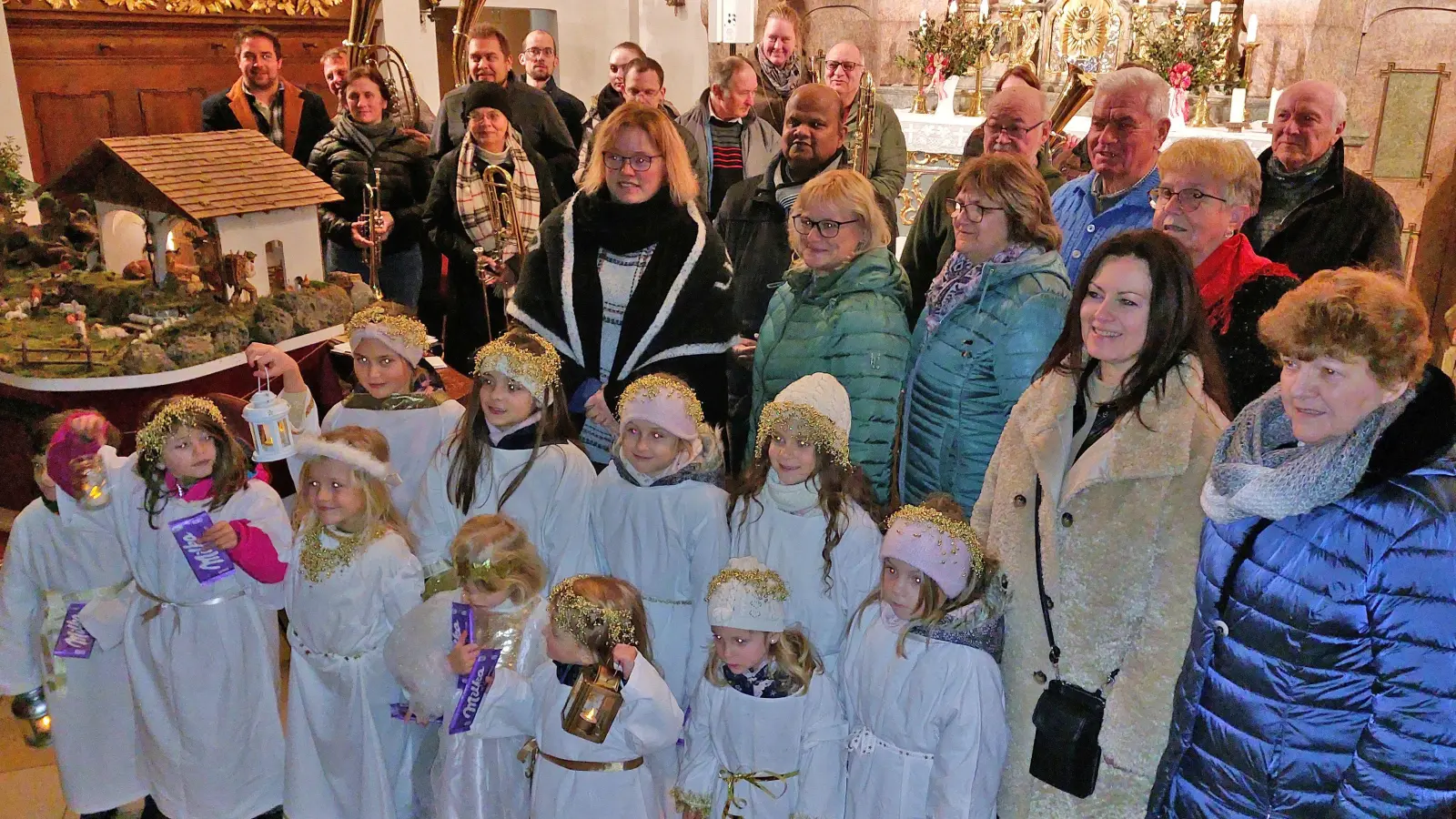 Die Beteiligten des Adventssingens in Premenreuth. Für die Aktion „Lichtblicke” kamen mehr als 500 Euro zusammen. (Bild: E. Böhm/exb)