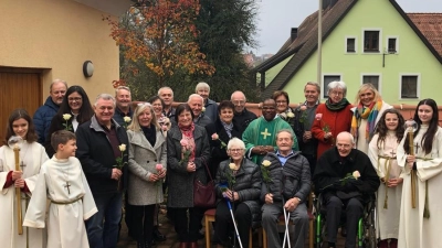 Den Lintacher Ehejubilare gratulieren Pfarrer Moses Gudapati (Mitte) und Pfarrgemeinderatssprecherin Waltraud Glöckner (zweite Reihe, rechts). (Bild: jow)