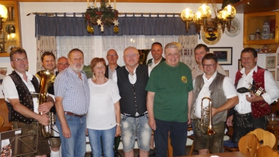 Die „ Bayerisch Blech „ spielten kräftig auf zum Ehrenabend für uns Schützenmeister „ Appl Sepp „..Vorne Josef Appl mit Ehefrau Christa, Schützenmeister Karl Eckert, Ehrenschützenmeister Adolf Praschl, sowie dahinter die Musikanten und Sportleiter Michael Biller. (Bild: Hans Schlosser)