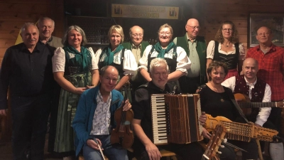 Auf dem Gemeinschaftsbild sind alle teilnehmenden Musikanten und 2. Vorstand Hans Fröhlich (links), 1. Vorstand Alois Lukas (2. Von links) und der Moderator Georg Hüttner (rechts hinten) abgebildet. (Bild: Franziska Kleber)