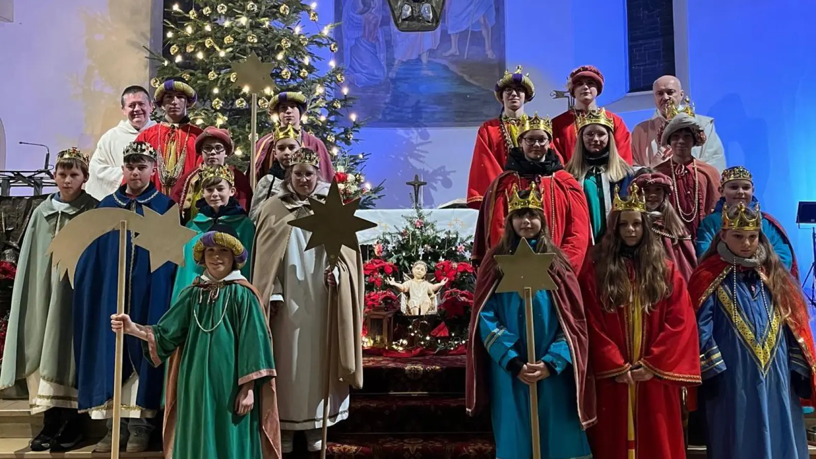 Die Sternsinger aus der Pfarreiengemeinschaft nach der Aussendung beim Neujahrsgottesdienst in der Pfarrkirche in Mehlmeisel mit Pfarrer Ferdinand Weinberger, links und Diakon Franz Lautenbacher, rechts. (Bild: Manfred Prechtl)