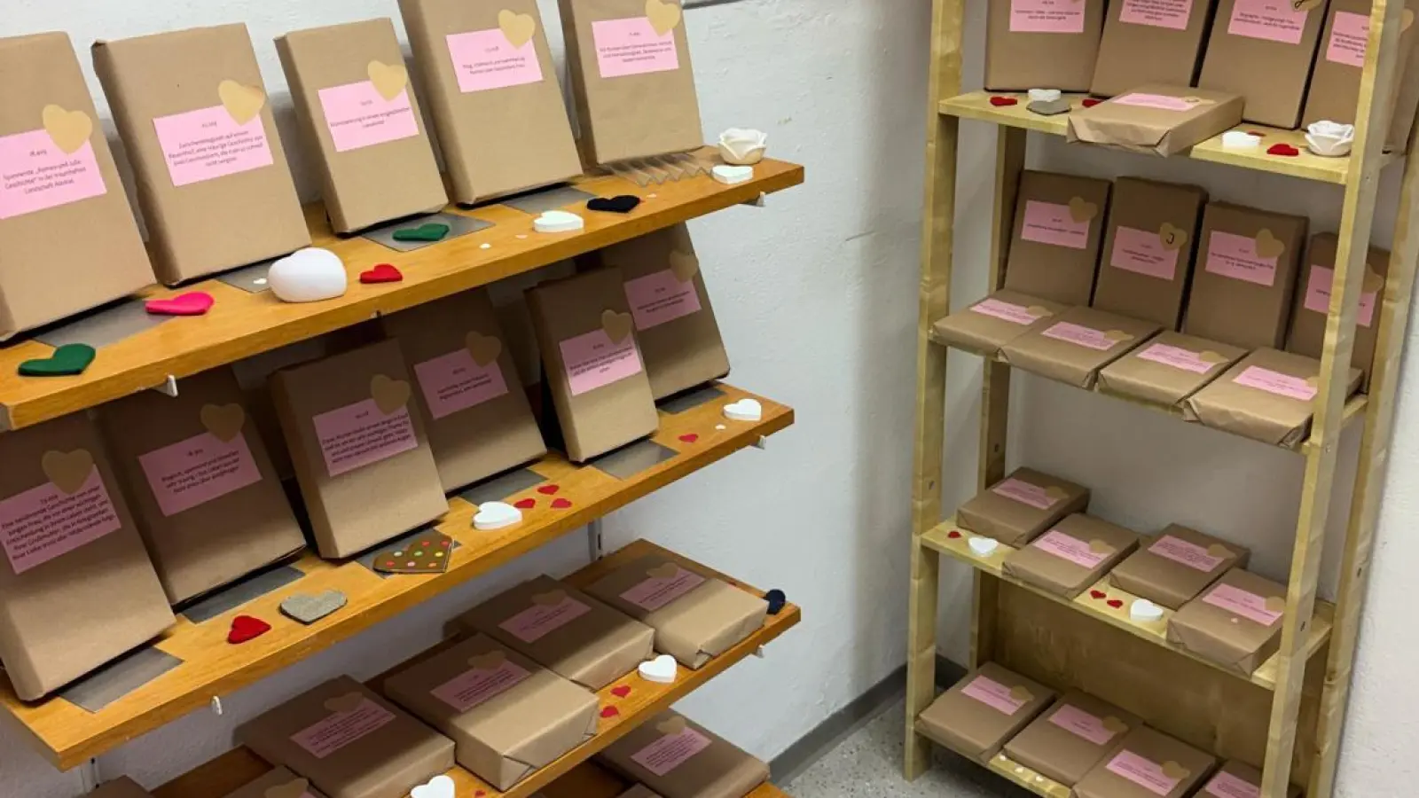 Die schön verpackten Bücher fürs Blind Date bot den Besuchern einen besonderen Anblick.  (Bild: Martina Reger)