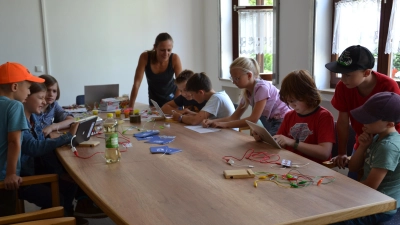 Die Referentin Sabine Wagner vom Medienzentrum verstand es das Thema „Makey Makey“ den Kindern näher zu bringen. Sie waren fasziniert von diesem Highlight im Rahmen des Kinderferien-Programms der Marktgemeinde Moosbach.  (Bild: Peter Garreiss)