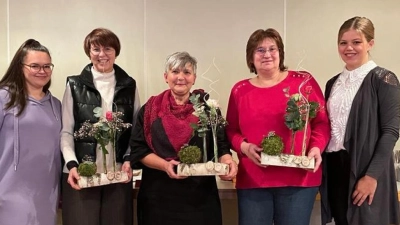 Die beiden Leiterinnen der aktuellen Mutter-Kind-Gruppe, Manuela Meister (links) und Theresa Rückerl (rechts) ehrten die anwesenden Gründungsmitglieder Angelika Brunner, Marion Lindl und Margit Walbrun (von links). (Bild: Tobias Ziereis/exb)