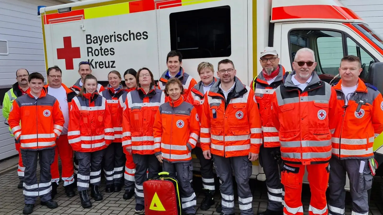 BRK-Mitglieder übernahmen den Sanitätsdienst beim Faschingsumzug. (Bild: Daniel Sertl)