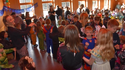 Aktion pur im vollen DJK-Sportheim beim Kinderfasching der CSU (Bild: Jürgen Bodensteiner)