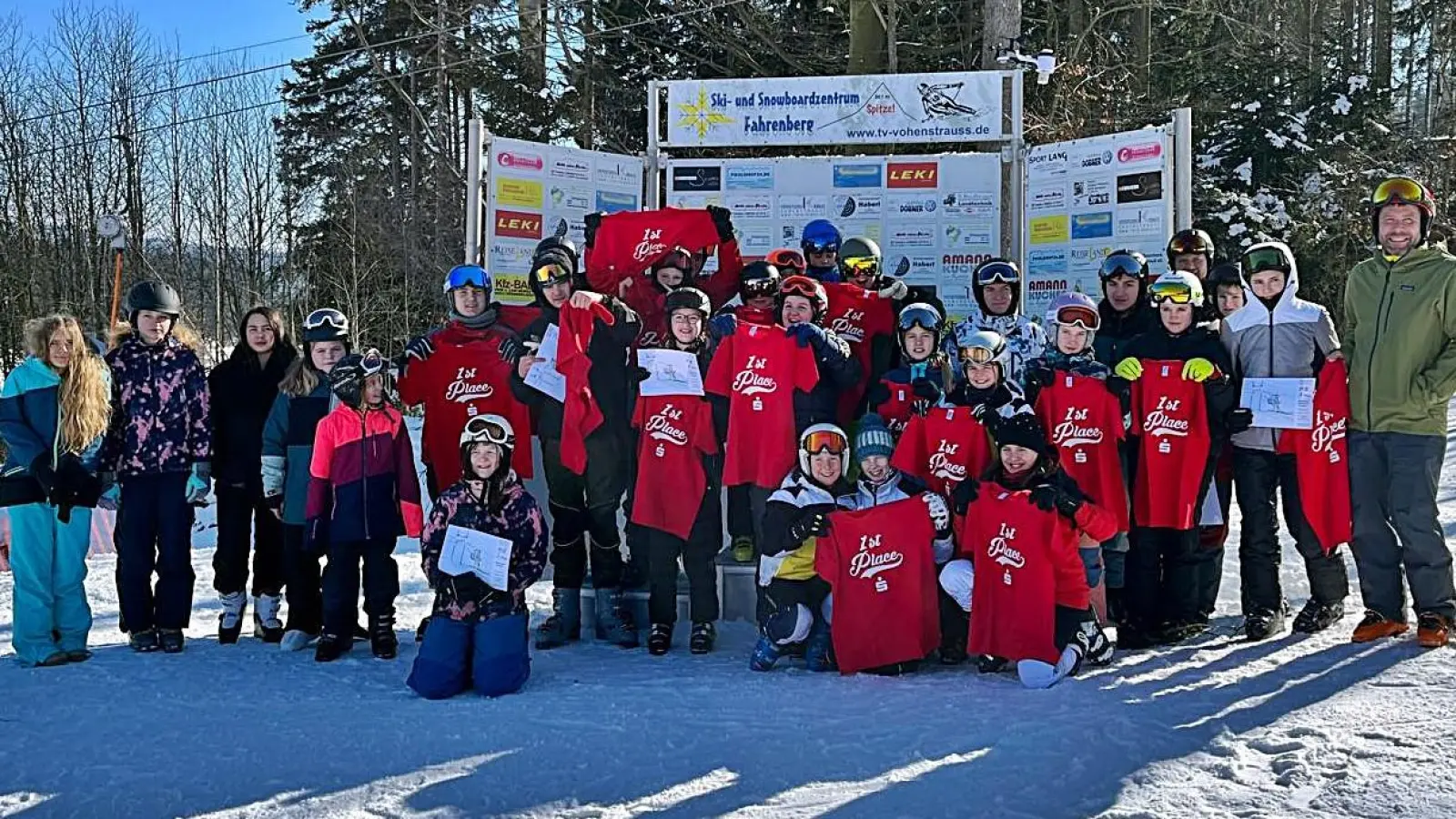 Zur Erinnerung stellten sie die jungen Aktiven zum Gruppenbild auf. Weiter noch sportliche Ausschnitte auf der Strecke. (Bild: Alexander Drechsler)