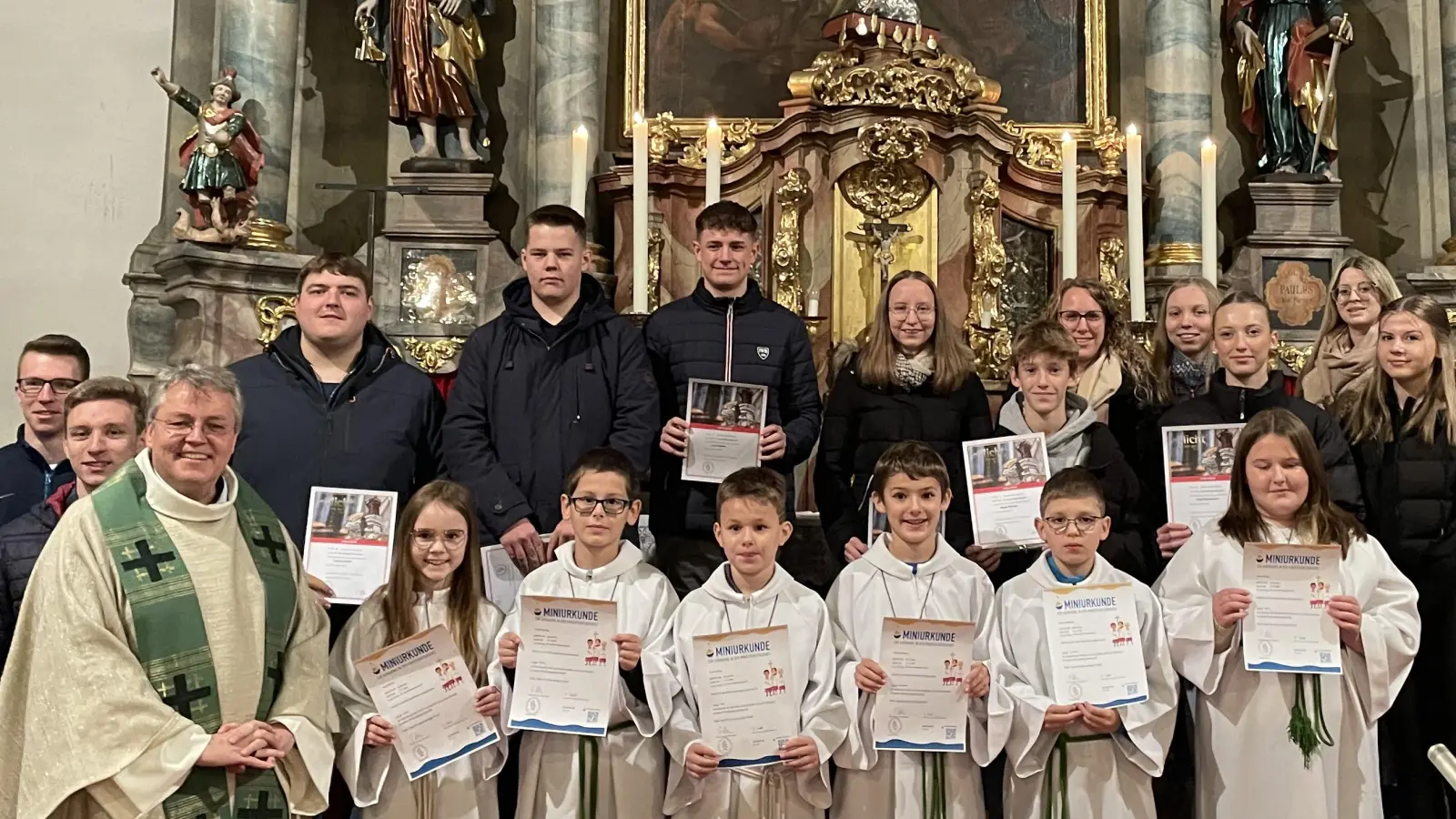 Pater Adrian Kugler (links) und die Oberministranten bedauern den Abschied langjähriger Messdiener und freuen sich umso mehr über die sechs „Neuzugänge“.  (Bild: wmi)