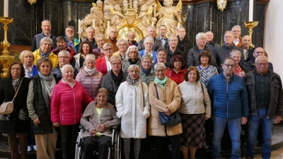 Zum Erinnerungsbild stellte sich der Jahrgang 1953/1954 vor dem Hochaltar in der Basilika auf. (Bild: Josef Reindl)