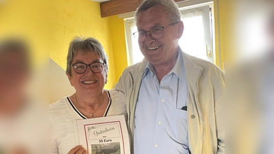 Die Jubilarin Christa Heuberger, erhielt vom 1. Vorstand Richard Sperber einen Hüttengutschein  (Bild: Gertrud Sperber)