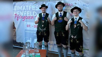 Die Plattlergruppe des Vereins Hoamatland Amberg unter der Führung von Maximilian Pfab.<br>von links: Nico Luber, Toni Stollner und Maximilian Pfab (Bild: Marion Pfab)