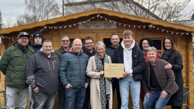 Mittig Frau Beatrix Kempf (1. Vorsitzende Stiftlandsternenkinder e.V.) mit Vetretern von „Onkel Tom&#39;s Hütte”. (Bild: Stefan Gründel)