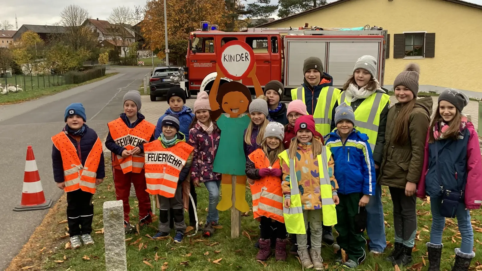 Mit selbstgemalten Hinweistafeln möchte die Kinderfeuerwehr Meerbodenreuth die Aufofahrer zum langsam Fahren bringen. (Bild: exb/Reichl)