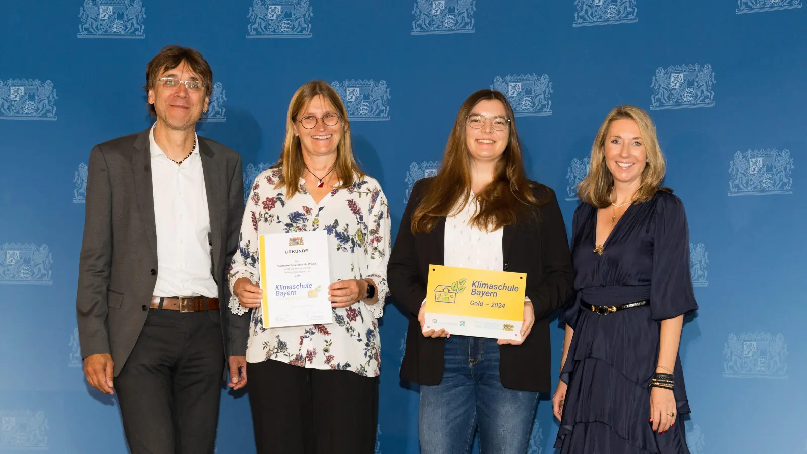 Personen auf dem Bild von links: Thomas Metzler (Schulleiter), Ute Döhler (Umweltbeauftragte), Sarah Mratzek (Schülerin), Anna Stolz (Kultusministerin). (Bild: StMUK/Jens Hartmann)