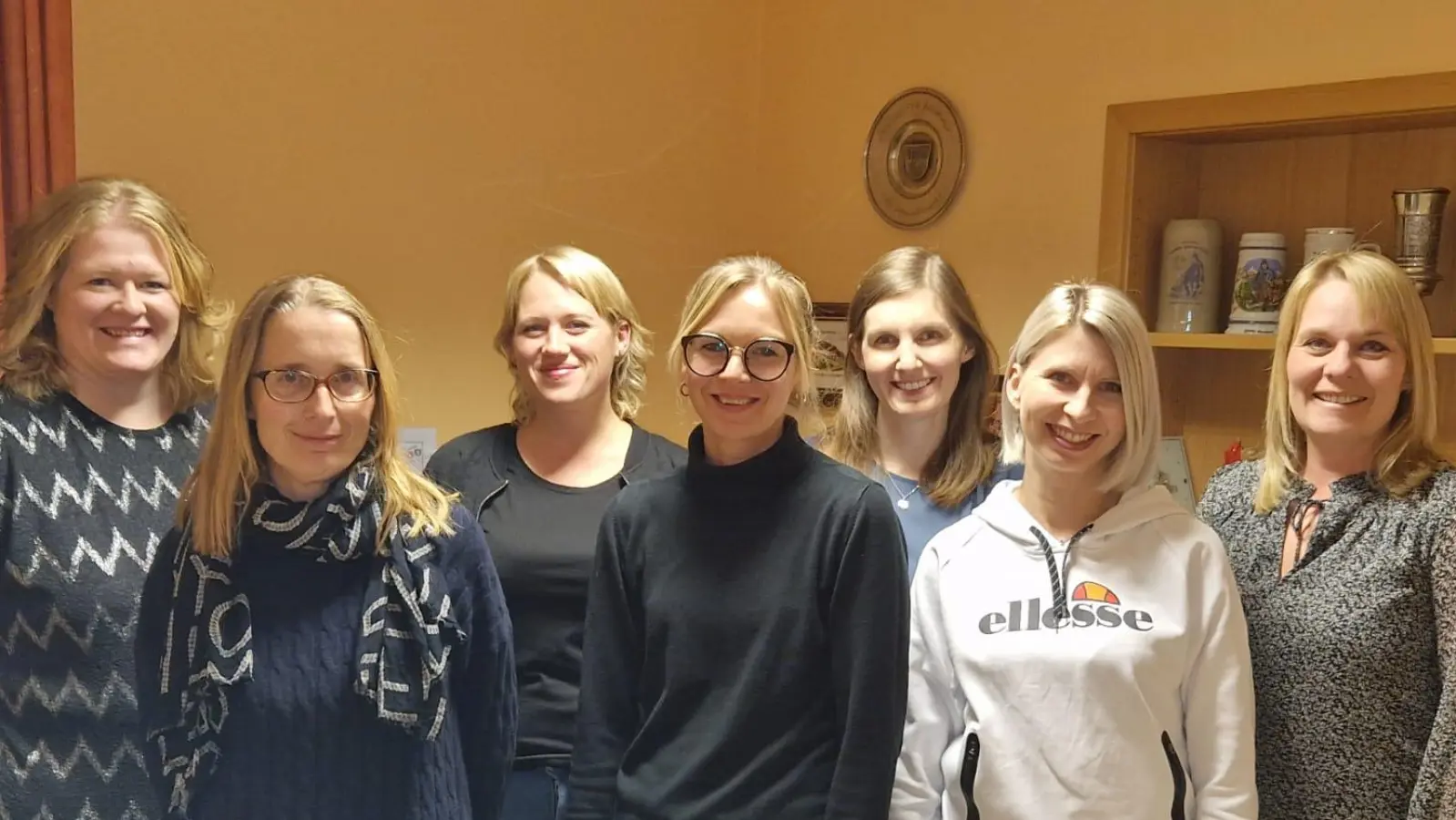 Die Spielplatzfreunde Holzhammer wählen einen neuen Vereinsvorstand (von links): Elisabeth Lindthaler, Maria Kumeth, Stefanie Wagner, Viktoria Kraus, Christina Straub, Marina Hildebrand und Vorsitzende Marina Basler-Wagner. (Bild: e)