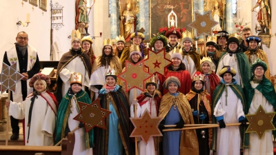 Die Sternsinger der Pfarrei Schlicht mit Pfarrvikar Jimmy Joseph (li) und Mesner und Betreuer Werner Rieger (re. hi.). (Bild: Christian Trummer)