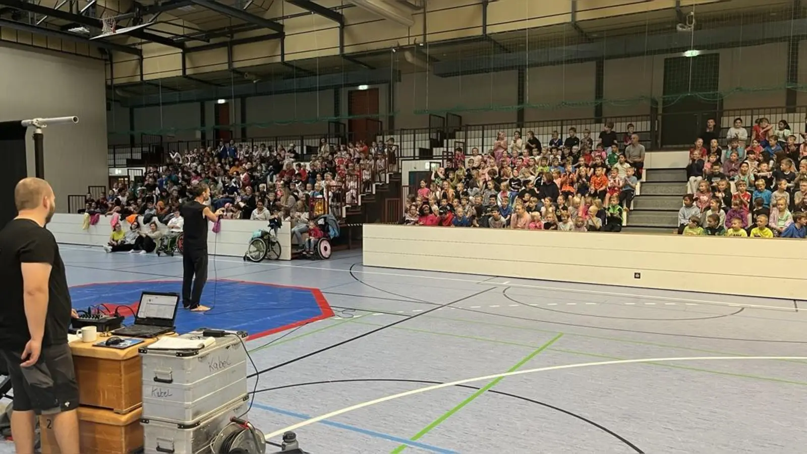 Anmoderation der Lehrervorstellung vor großer Kulisse.  (Bild: Petra Andritzky )