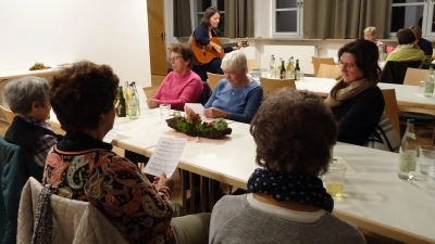 Kunst des Augenblicks mit Kathrin Karban-Völkl (mit Gitarre) (Bild: Agnes Härtl)