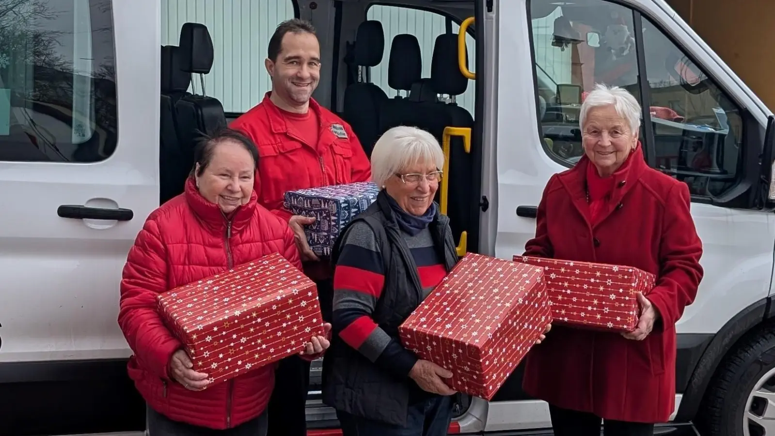 Pakete für bedürftige Mitbürger-/innen werden noch vor Weihnachten ausgeteilt. (Bild: Petra Ascherl)