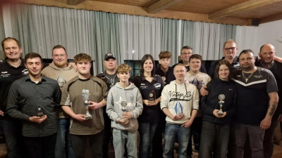 Der Dart-Vorsitzende Martin Bauer (3.v.r) und Sportchef Hand-Jürgen Bauer (li) gratulierten mit 2. Bürgermeister Thomas Kleber den besten Dartern bei der Vereinsmeisterschaft zu ihren Erfolgen. (Bild: Karl Ziegler)