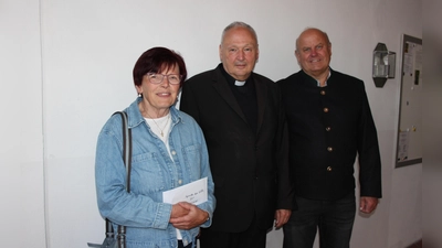 Stadtpfarrer Georg Flierl (Mitte) nahm die Spende für MISEREOR in Höhe von 1000 Euro aus den Händen der beiden Vereinsvorsitzenden Rita Kraus und Thomas Pinzer gerne entgegen und wird diese weiterleiten. <br> (Bild: Beate Heinrich)