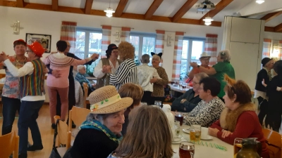 Beim Vdk-Fasching in Pfreimd tanzen die Besucher zu den Liedern von Bernhard Jambor aus Nabburg. (Bild: Peter Liedtke/exb)