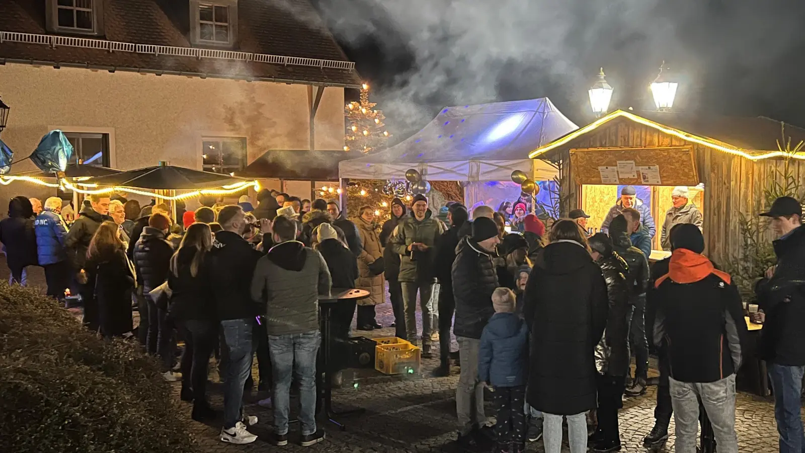 Die Flossenbürger begrüßen am Rathaus gemeinsam das neue Jahr.  (Bild: cro)