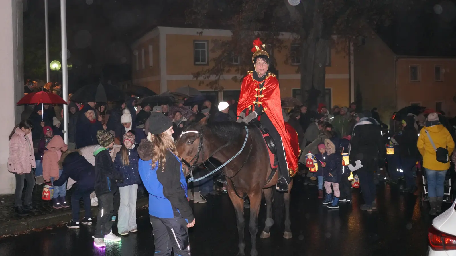 Rebecca Bergler als der Heilige St. Martin auf ihrer elfjährigen Traberstute „Lady Toskana“ beim Martinszug der Kindertagesstätte St. Josef Waldthurn. (Bild: Franz Völkl)