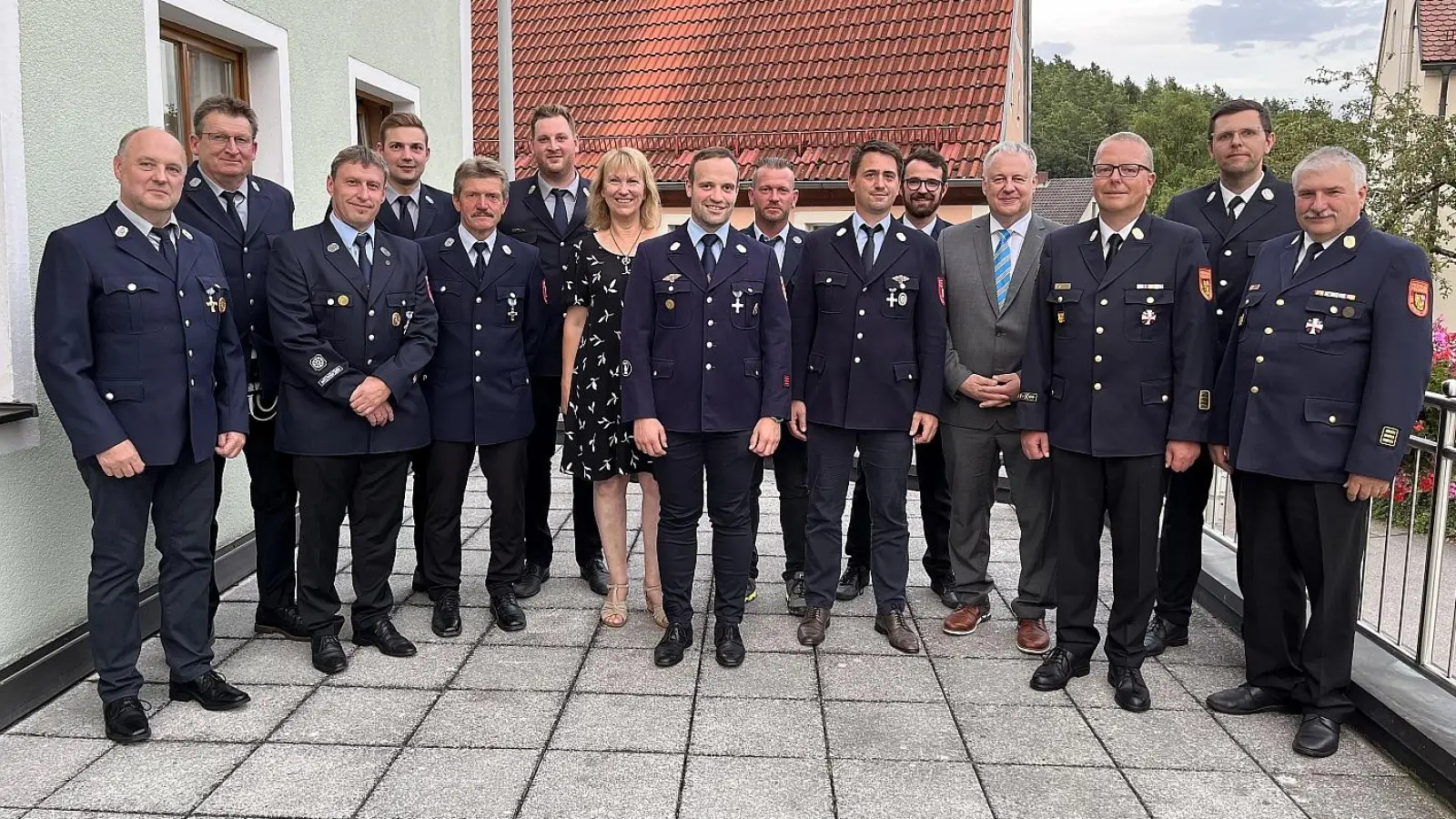 Landrat Richard Reisinger (Vierter von rechts) händigte an die Feuerwehrmänner aus Schwend und Sunzendorf das Ehrenzeichen in Gold und Silber aus. (Bild: Christine Hollederer)