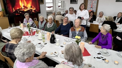 Die Leiterinnen Wohlfahrts- und Sozialarbeit Monika Zimmerer und Luise Lehner freuten sich über 30 Gäste beim „70plus”-Kaffeekranzl der BRK-Bereitschaft Erbendorf. (Bild: Sven Lehner/BRK Bereitschaft Erbendorf/exb)