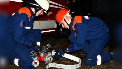 Einen Wissenstest absolviert die Jugendfeuerwehr in Schirmitz. (Bild: Christian Robl/exb)