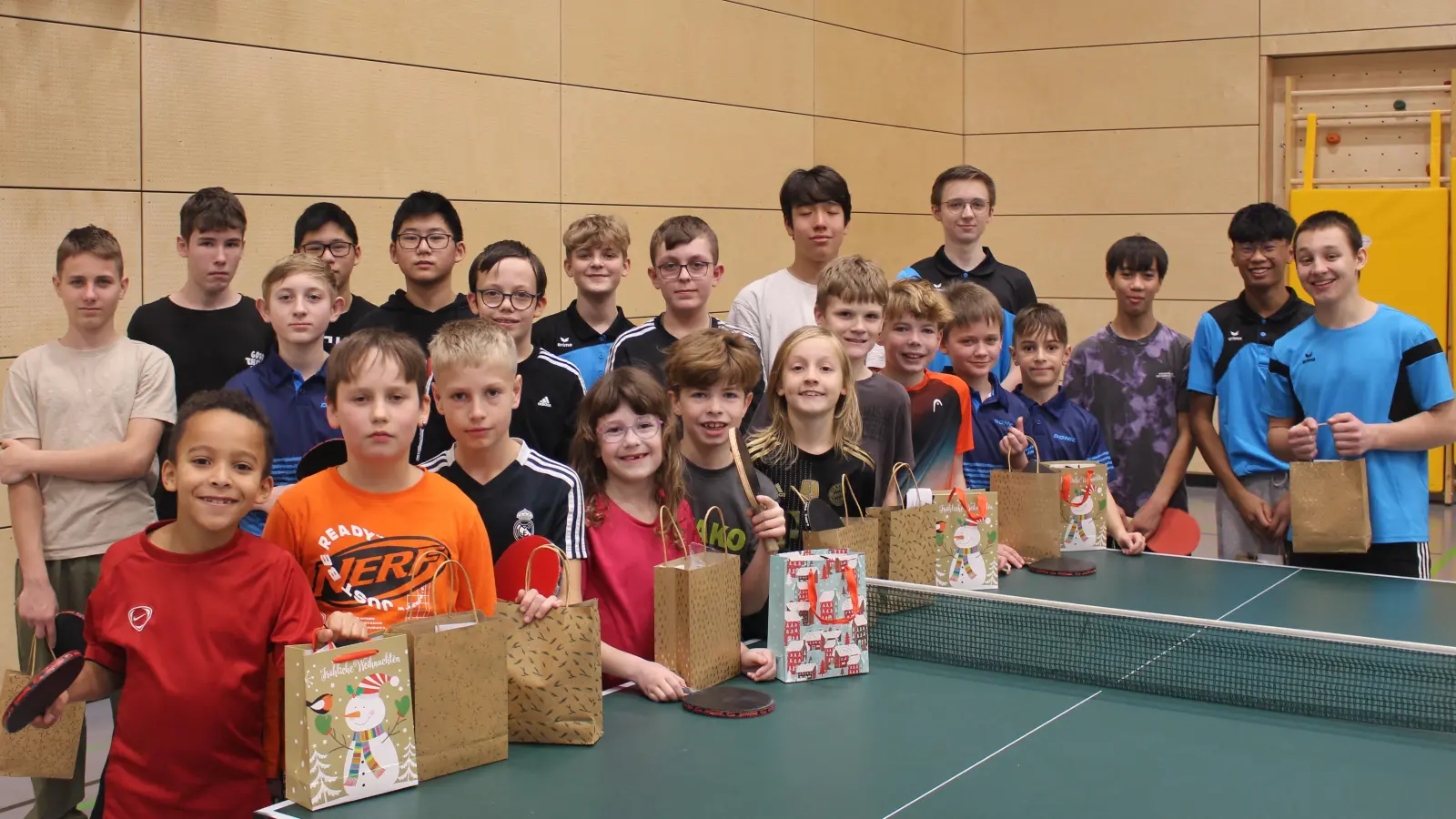 Die Teilnehmer des Tischtennis-Weihnachtsturniers. (Bild: Richard Heigl )