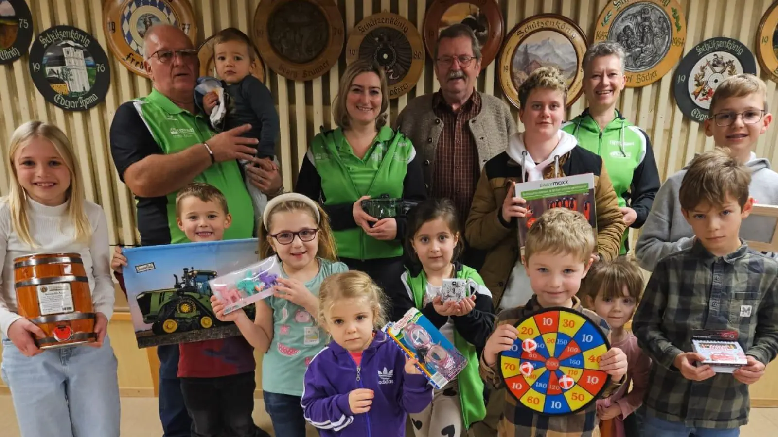 Siegerehrung bei „Andreas Hofer”: (Hinten, von links) Schützenmeister Stefan Kraus mit Enkel Benedikt, Christina Schuller, Ludwig Schultes, Fynn Knegten, Kerstin Knegten, Hannes Schröck sowie (vorne, von links) Emma Schröck, Felix Heindl, Romy Höcht, Pauline Höcht, Rosalie Balg, Lenz Bayer, Frida Bayer, Hannes Bayer. (Bild: Schützengesellschaft Andreas Hofer/exb)