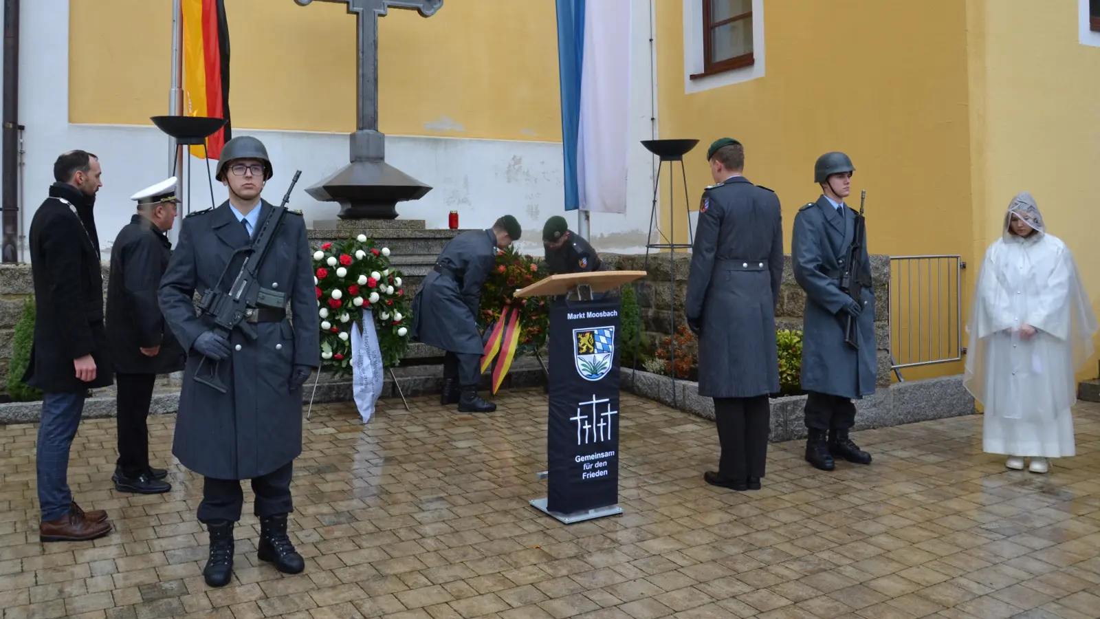 Die Vorsitzenden des VdK Konrad Lingl und vom Kriegerverein Karl Liebl senior legen gemeinsam mit Bürgermeister Armin Bulenda sowie die Soldaten mit Mayor Volker Lisson jeweils einen Kranz am Kriegerdenkmal nieder. (Bild: gi)