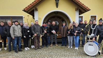 Ein Ständchen am Neujahrstag erhielt unter anderem Bürgermeister Alfred Stier (Neunter von rechts). Mit dabei war Dirigent Christian Pecher (Zehnter von rechts) und Vorsitzender Klaus Sladky (Dritter von links) von der Blaskapelle Thanhausen. (Bild: rdh)