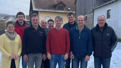 Die alte und die neue Vorstandschaft, von links Bürgermeisterin Sonja Meier, Günther Fink, Rainer Leopold, Georg Leopold, Michael Sächerl, Josef Wutz, Alexander Scherr, Josef Schneider und Franz Fink  (Bild: Annemarie Mösbauer)