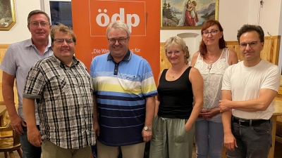v.l.n.r.: Günther Sparrer, Christian Wallmeyer, Andreas Hartung, Dr. Barbara Kindl, Angela Mayer, Robert Lechner. Die neue Vorstandschaft des ÖDP-Kreisverbandes Neustadt-Weiden-Tirschenreuth. (Bild: Bernhard Schöttler)