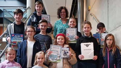 Die Gewinnergruppe des Sommerferienleseprogramms der Stadtbibliothek Amberg mit ihren Preisen. (Bild: Maria Wittmann/exb)