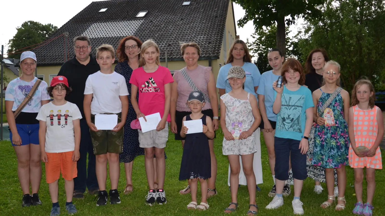 Die Gewinner der Kirchen-Schnitzeljagd erhielten einen Gutschein. Allen Teilnehmern dankten Pfarrer Udo Klösel und die Frauenbund-Vorsitzende Angelika Hierold fürs Mitmachen. Ein Dankeschön galt auch den Frauen und Mädchen welche die die Aktion mit durchgeführt haben. (Bild: Peter Garreiss)