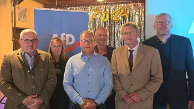 Reinhard Mixl (links) ist neuer Vorstand beim AfD Kreisverband Schwandorf/Cham. (Bild: Thomas Deutscher)
