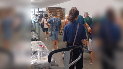 Die Besucher beim Rundgang durch die Produktionshallen  (Bild: Belinda Hoyer)