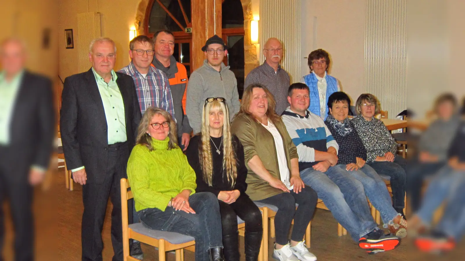 Vorsitzende Christina Kastner und ihr Stellvertreter Rene Dietrich (sitzend, Dritte und Vierter von links) stehen an der Spitze des Obst- und Gartenbauvereins. Die Wahlen leitete Bürgermeister Günter Kopp (links).  (Bild: Gemeinde Kulmain/exb)